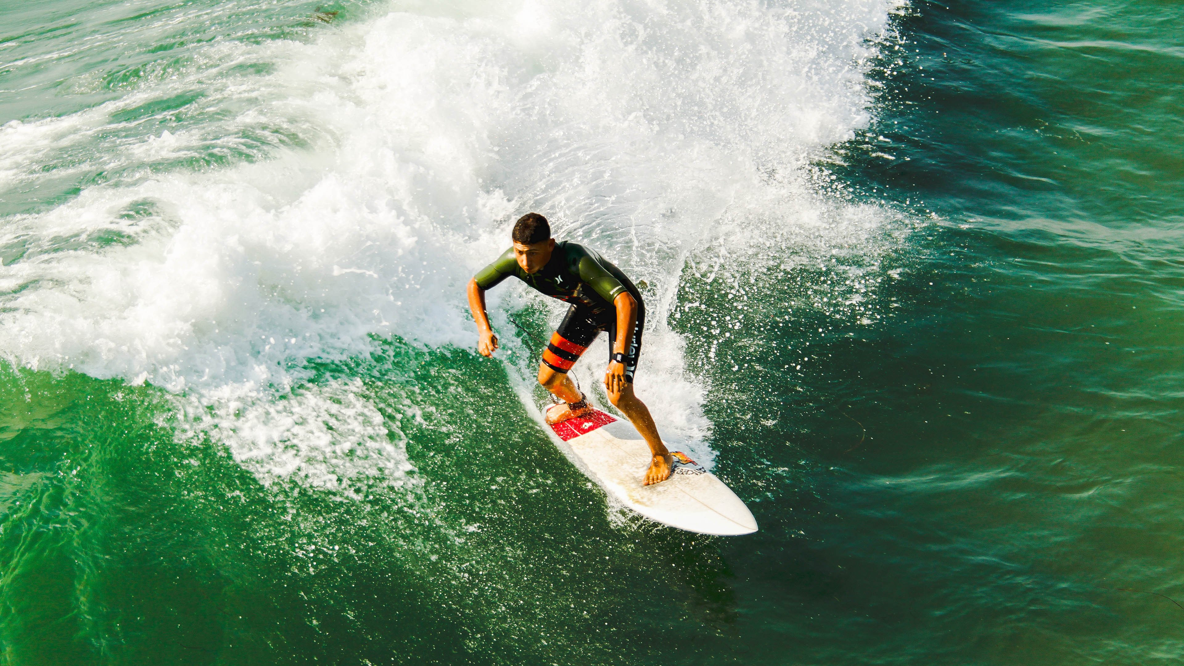 米兰体育平台登录入口-最佳瞬间：王强压哨三分点燃全场！